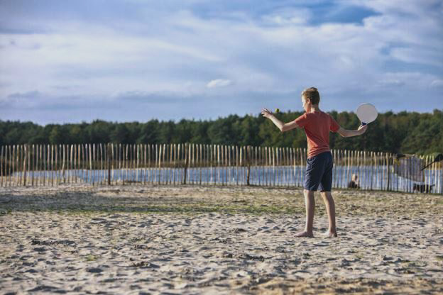 Jongen speelt op het strand van De Plas in Houthalen-Helchteren