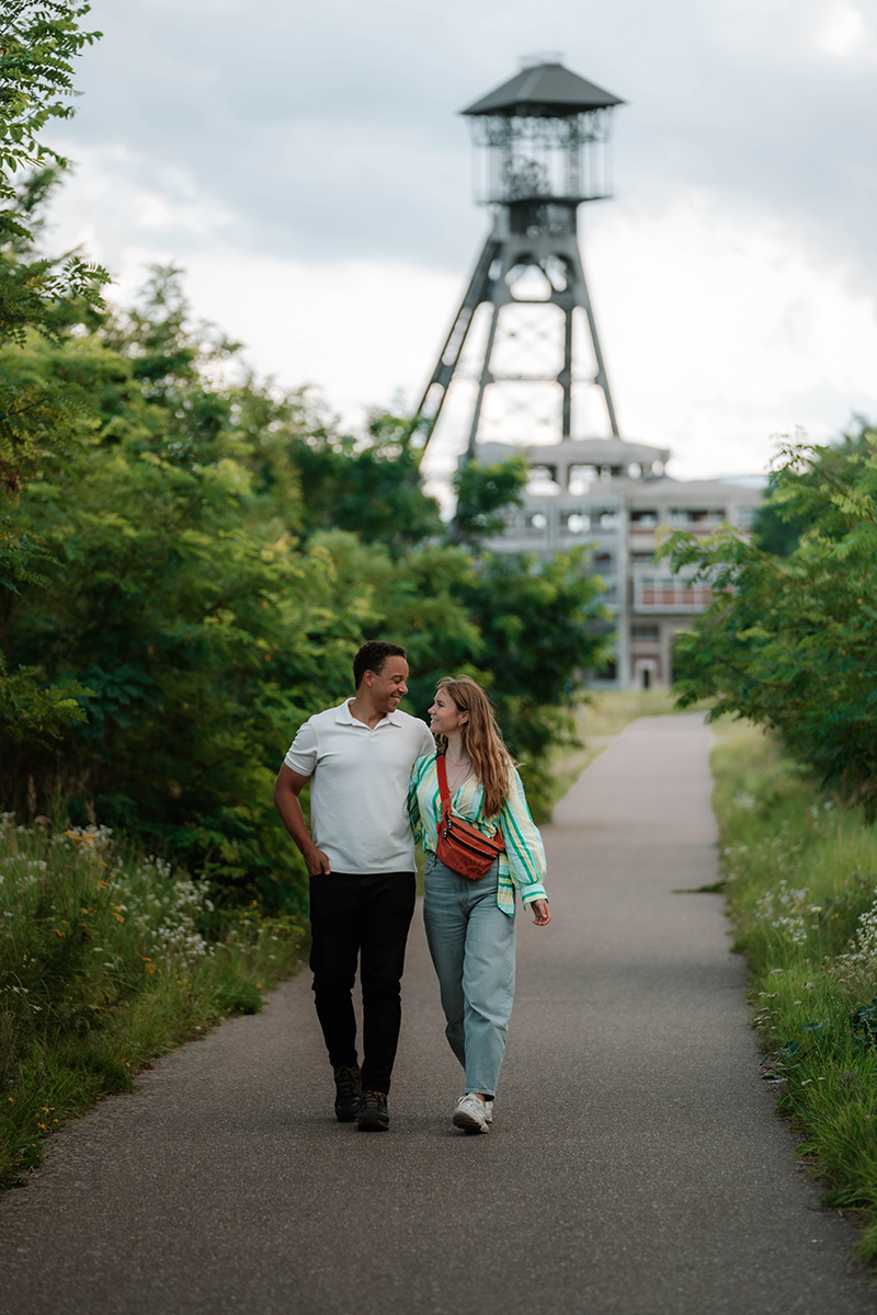 Yannick en Lesley wandelen in Thorpark Genk
