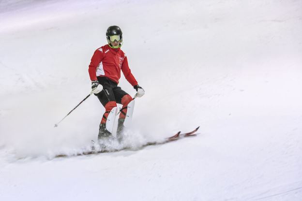 Skiër op de indoor skipiste Snow Valley in Peer
