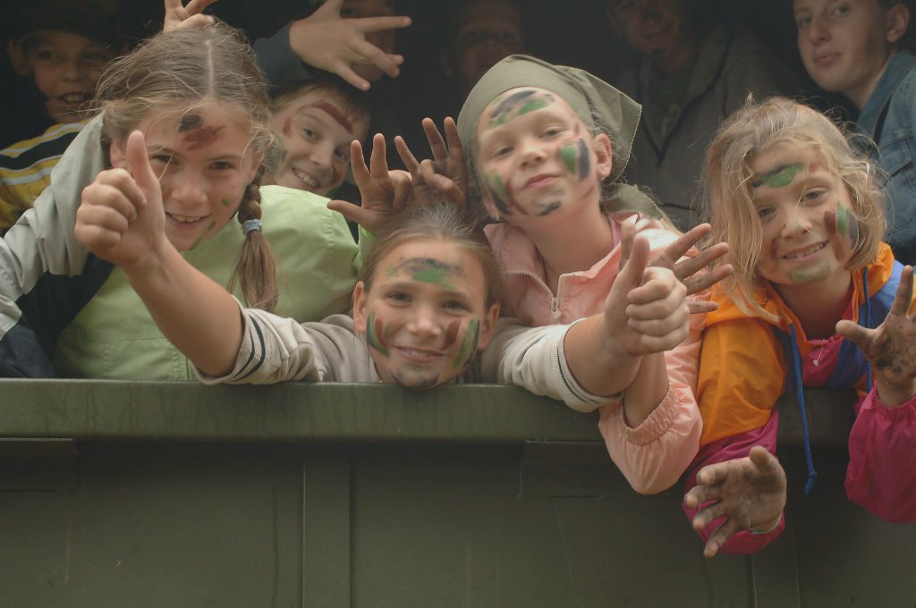 Kinderen spelen soldaatje op het survivalparcours van Museum het Kamp van Beverlo in Leopoldsburg