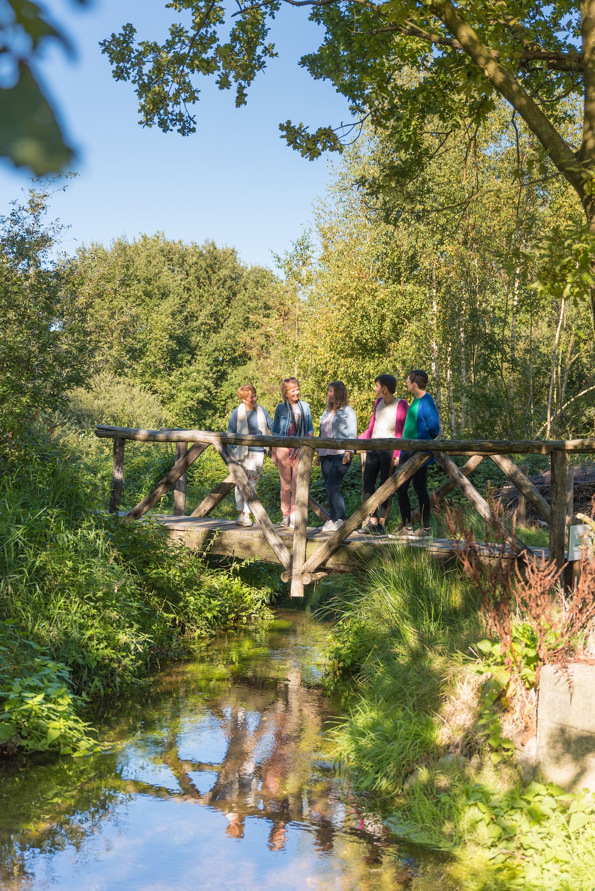 Wandelaars op een brug over de Dommel in Hoksent-Molhem te Peer