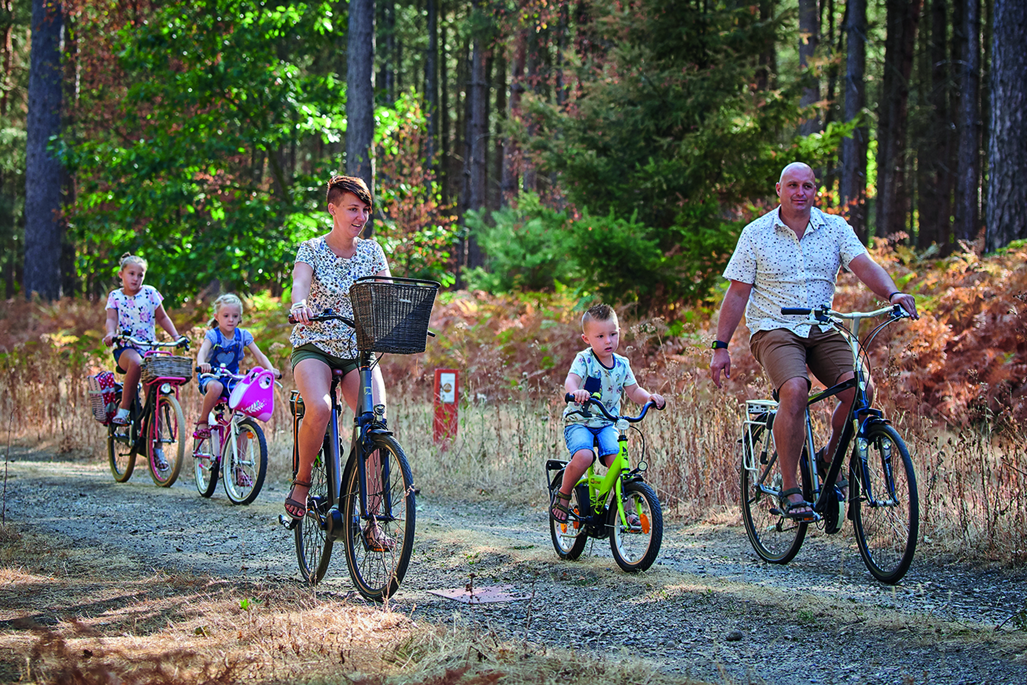 fietsend gezin in pelt