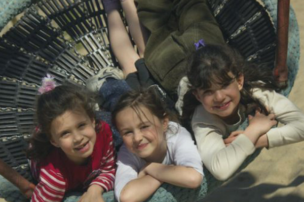 Meisjes spelen in de speeltuin Demerstrand in Diepenbeek
