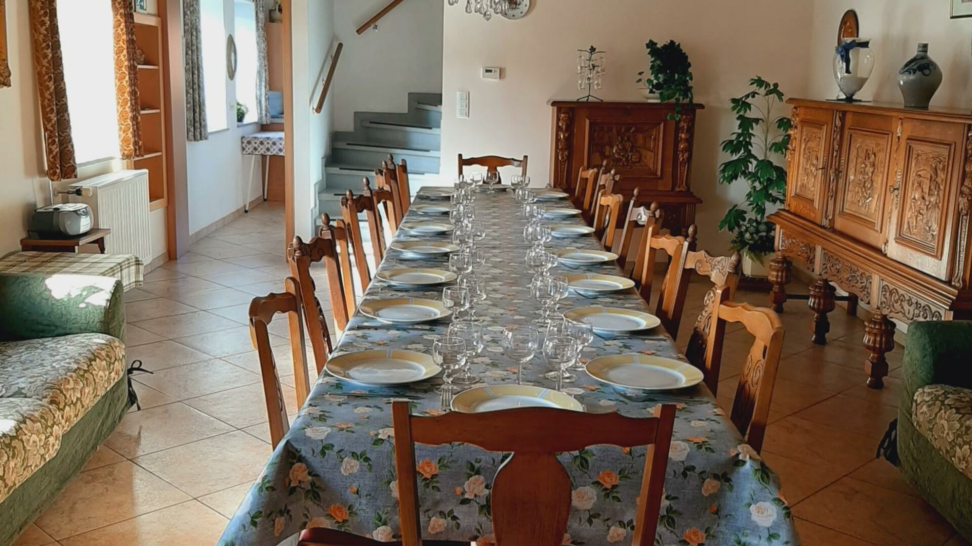 Aan het Singelhof - Mirabelle - Lange tafel gedekt voor 16 personen, in de ruime living van vakantiewoning Mirabelle