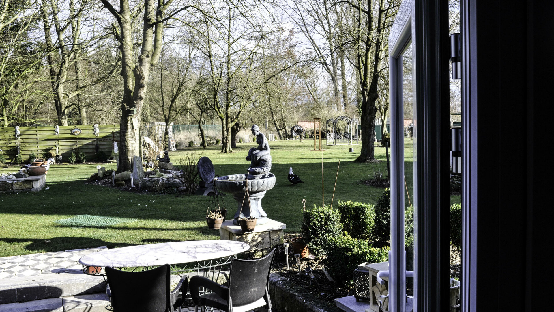 B&B Guestrooms De Dubbelmolen - Zicht op tuin in voorjaar
