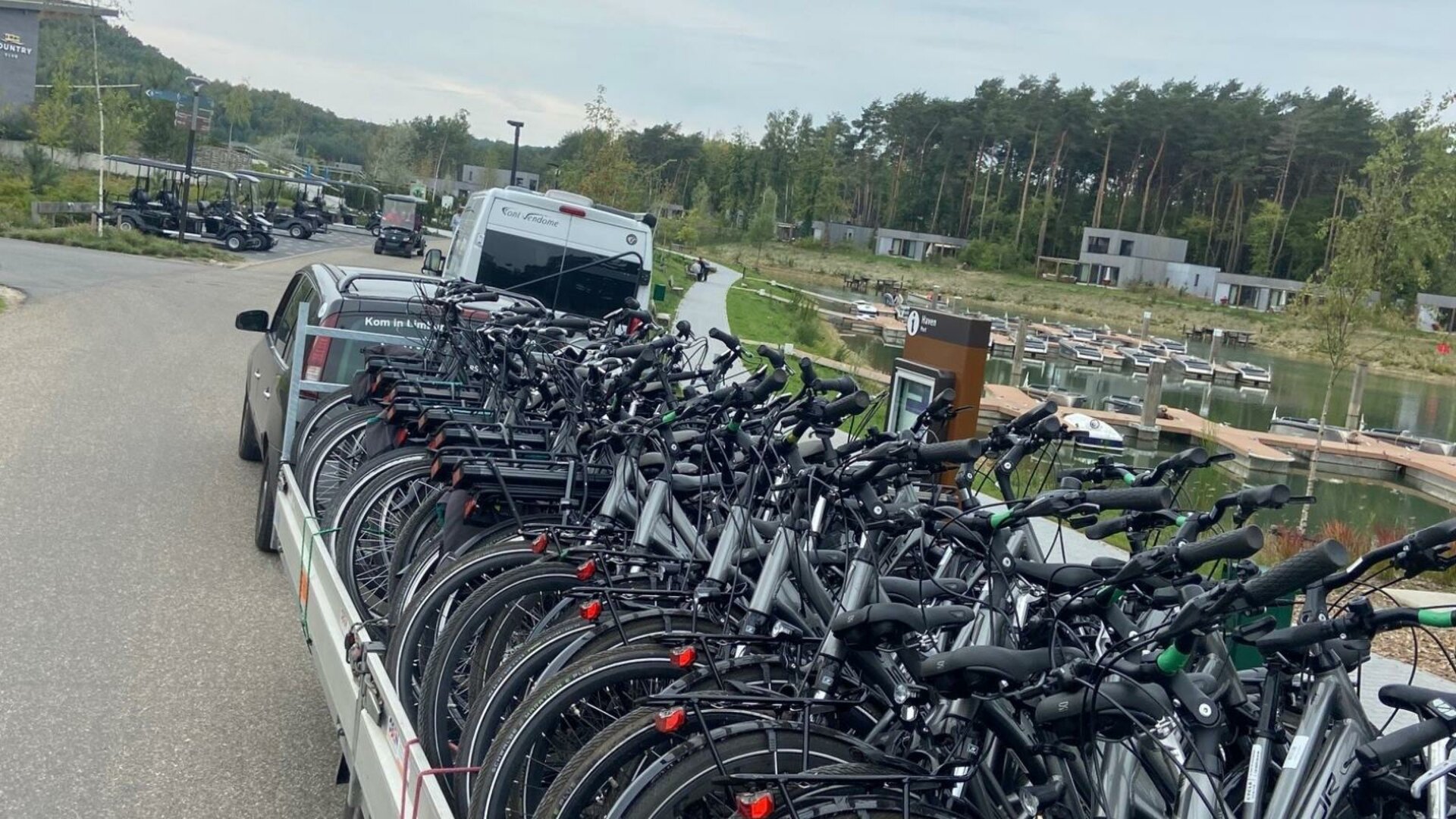 Bike & Outdoor Sport Center - Aanhanger met 33 E-bikes