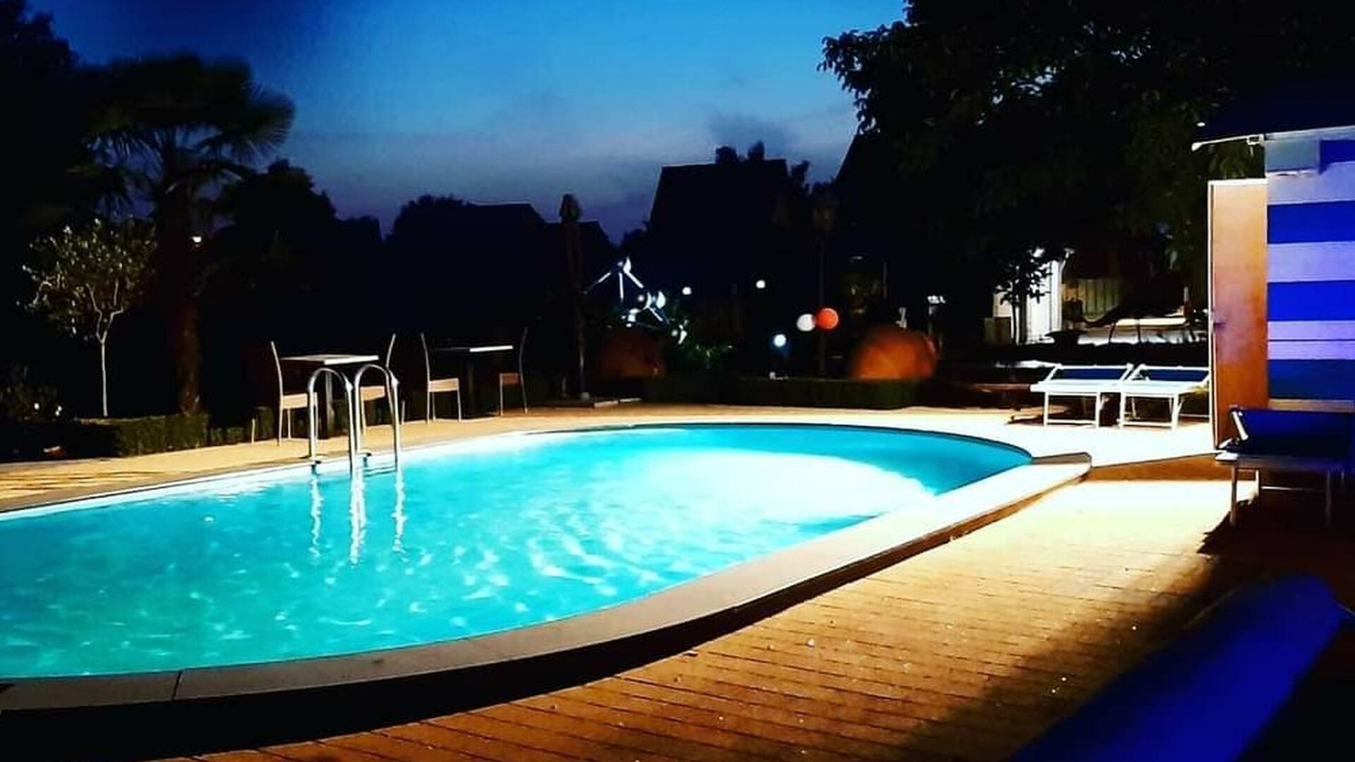 Casa Roman - Swimming pool by night