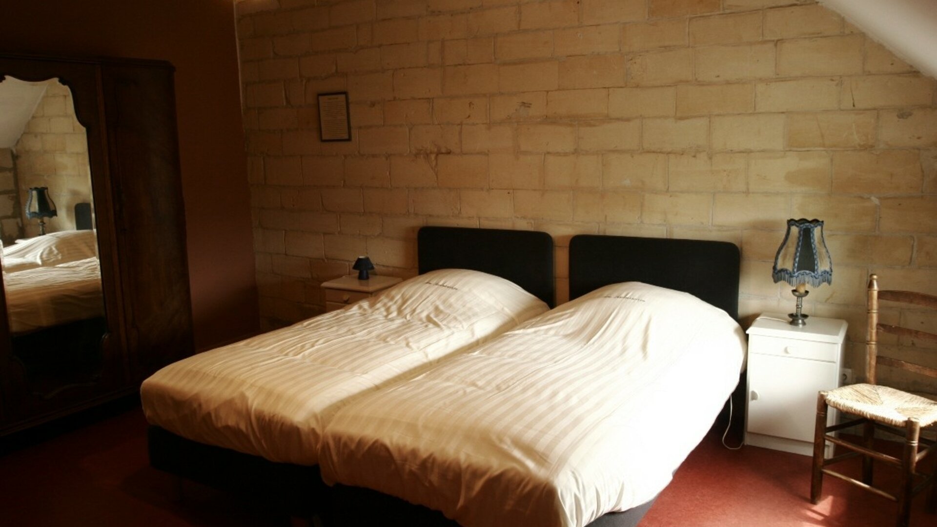 De Aventurijn vakantiewoning 2 - slaapkamer met muur uit mergel