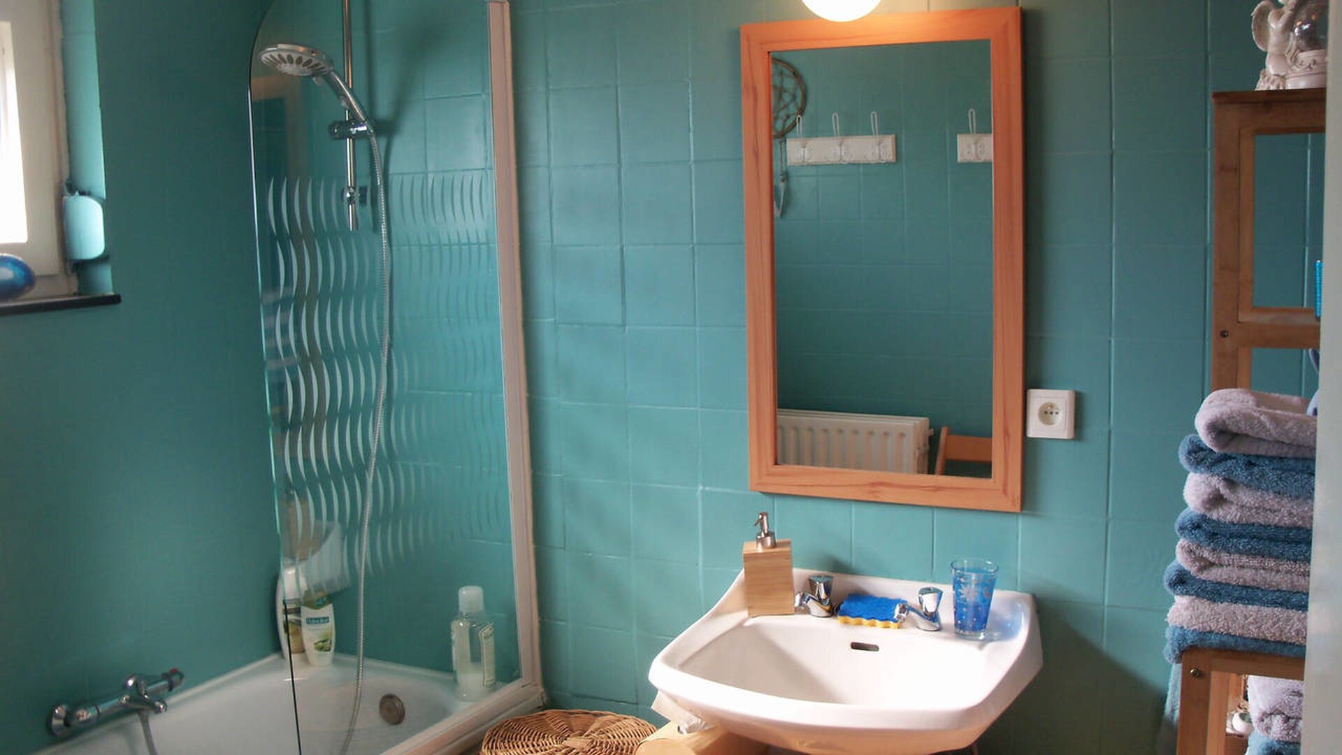 De Zonnepoort - Badkamer met ligbad en douche