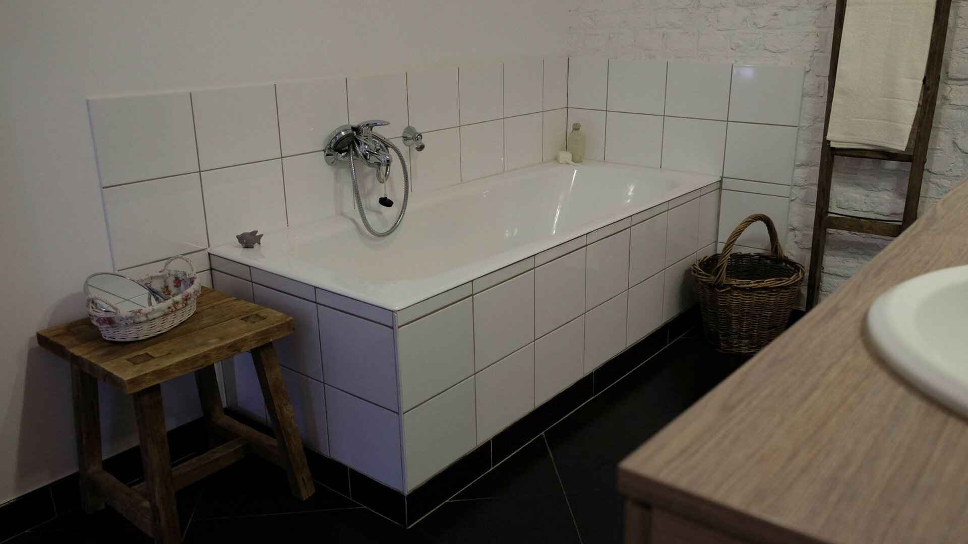Domein Tombos - verblijf Bloemige Beleving - badkamer met douche plus bad
