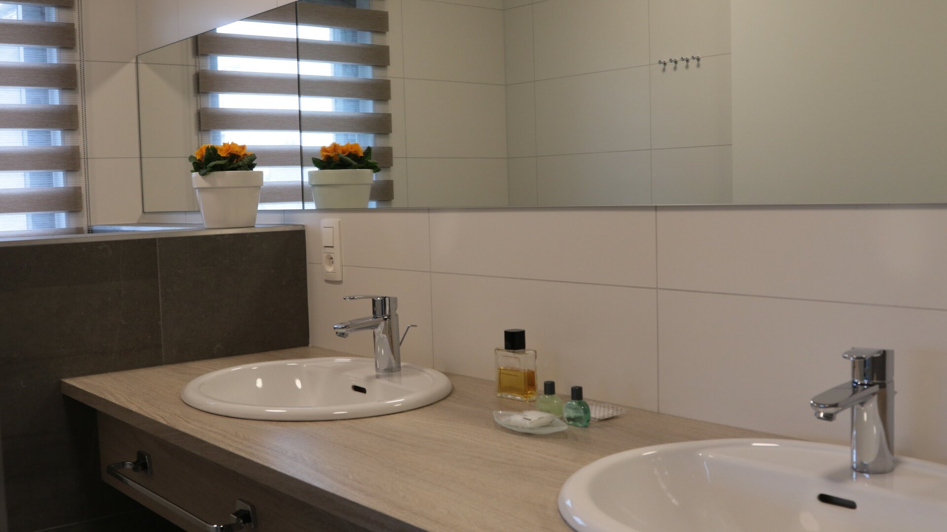 Fossee - Ieder slaapkamer eigen badkamer met douche, lavabo en toilet