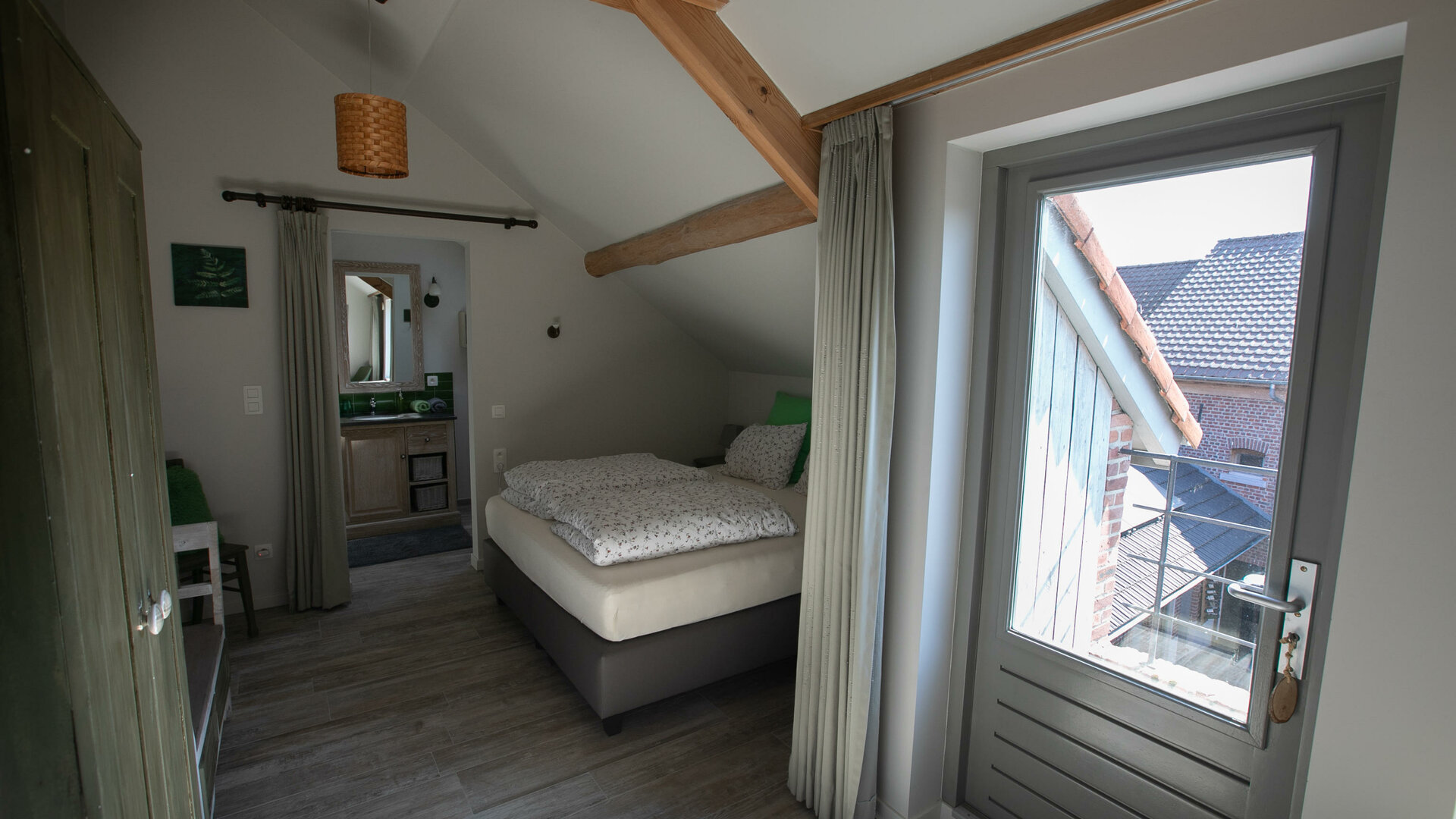 Het Eenhoornhof - De groene kamer heeft een terras, eigen badkamer met extra grote douche, mooie lavabo en toilet.