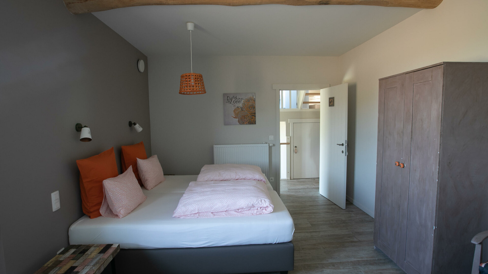 Het Eenhoornhof - Oranje kamer, zicht vanuit de badkamer, luxe boxspring met queen matrassen, 1,80 x 2,00m bed