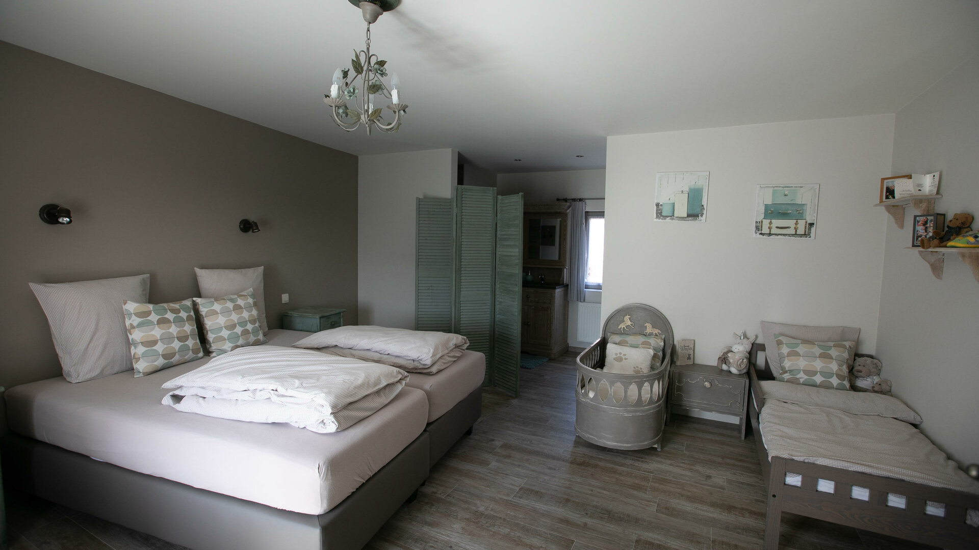 Het Eenhoornhof - Grote luxe kamer met twee kinderbedjes. Achteraan de badkamer met inloopdouche, lavabo en afgesloten toilet