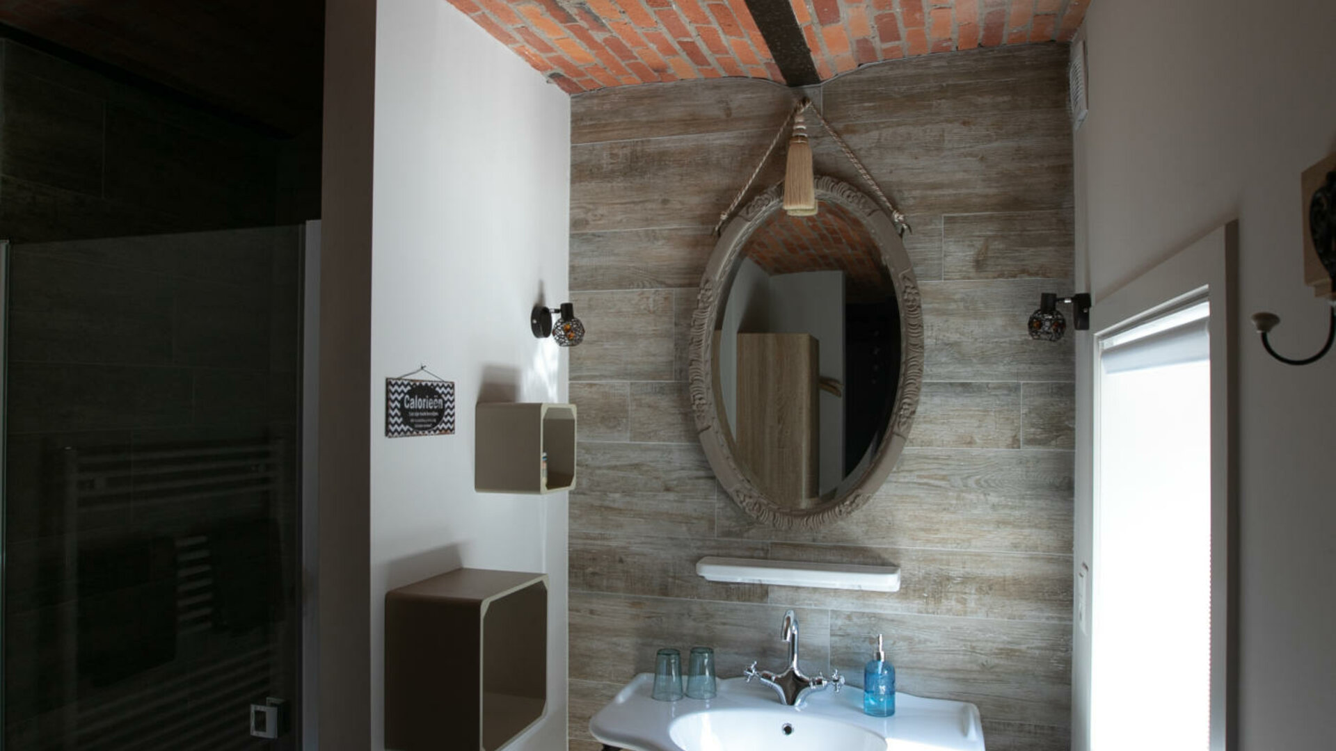 Het Eenhoornhof - badkamer in de blauwe kamer, let op de oude welfsels, volledig gerenoveerd, badkamer met lavabo, douche en toilet