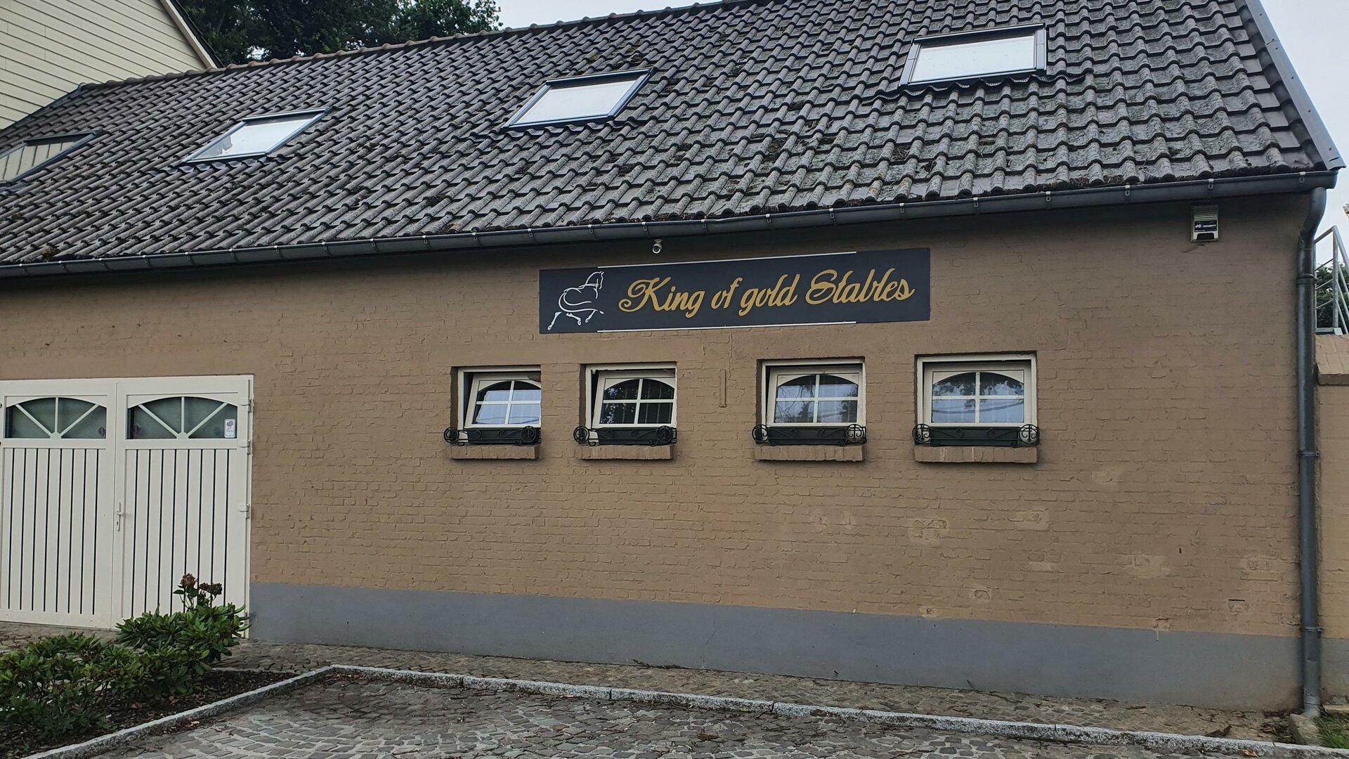 King of Gold Stables - Voorzijde huis