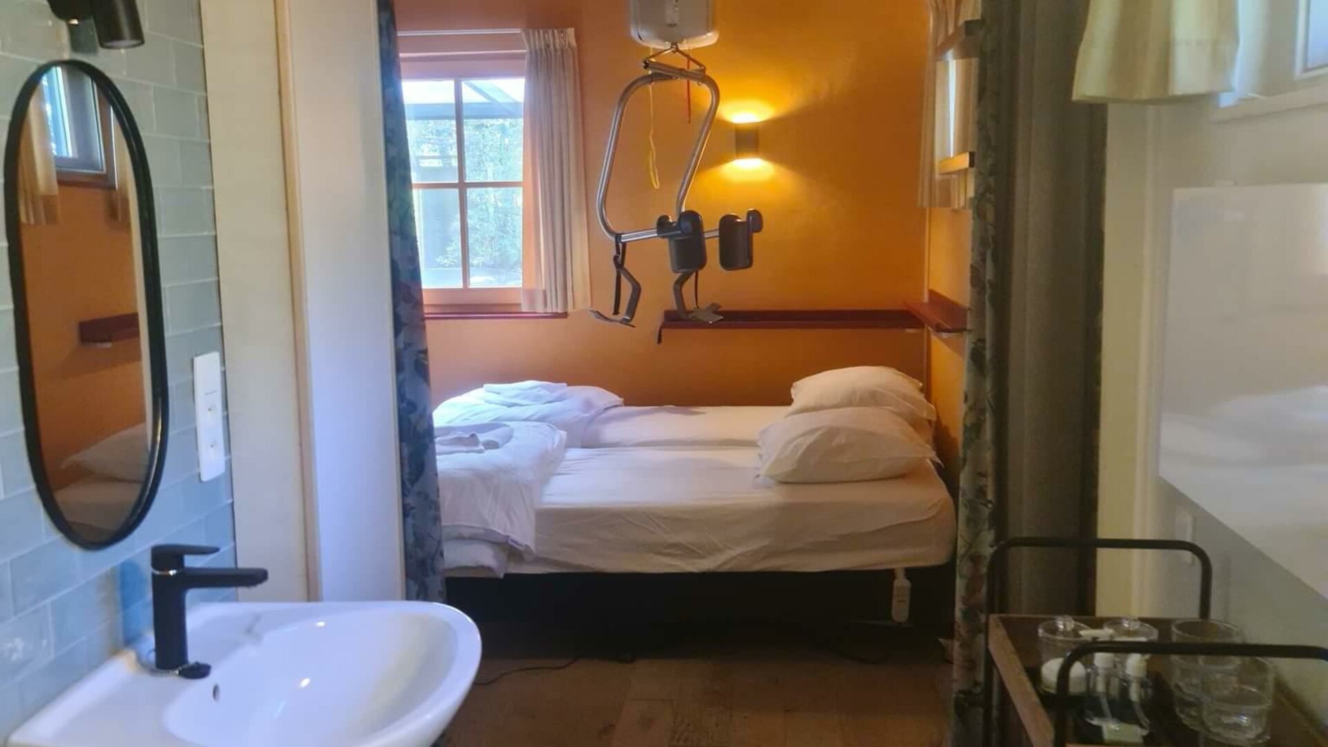 Neeltjes Huisje - badkamer en grote slaapkamer