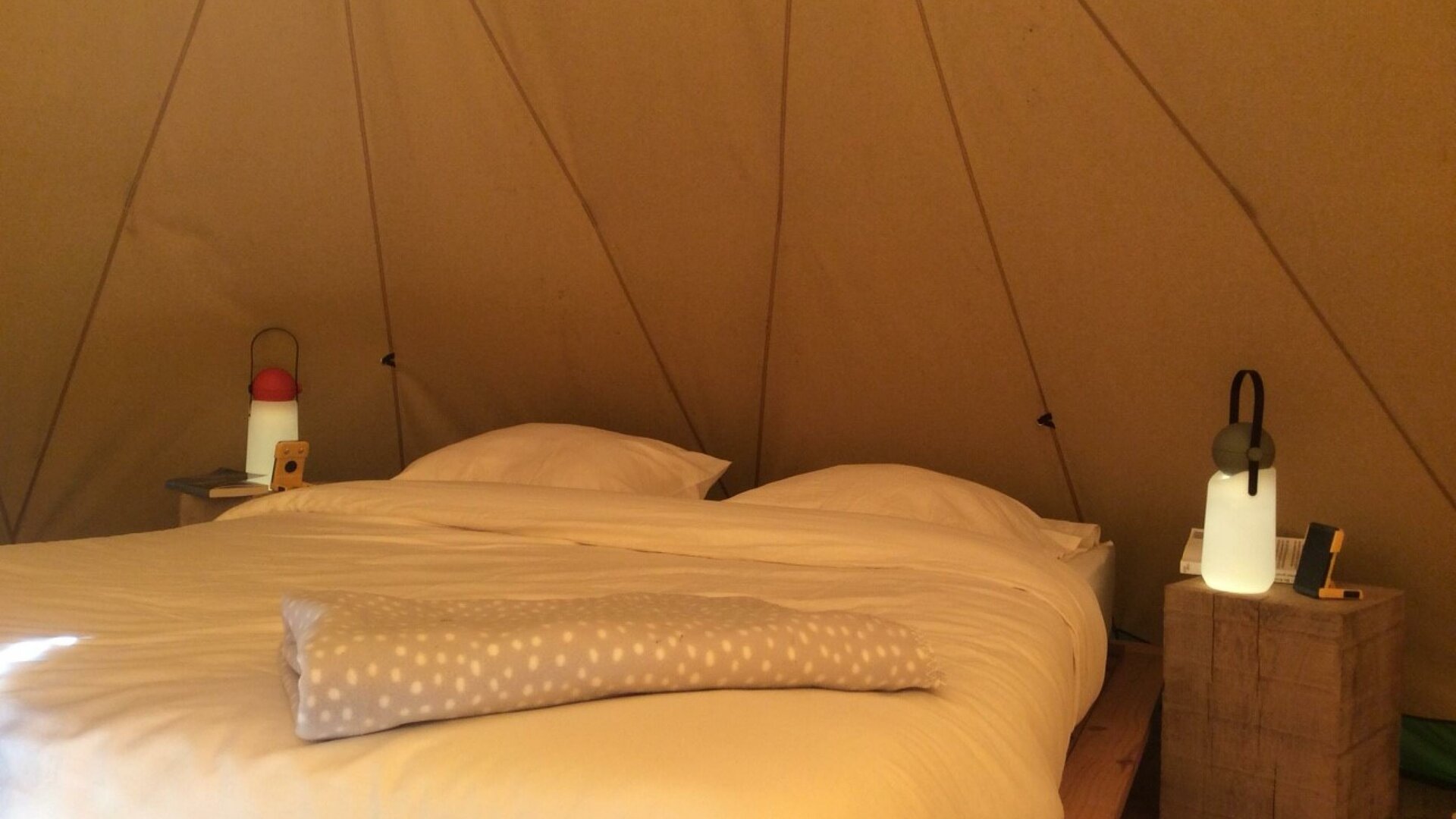 Tipi Lodge - Dubbelbed met mobiele sfeerlampen. Bed- en badlinnen zijn standaard voorzien.