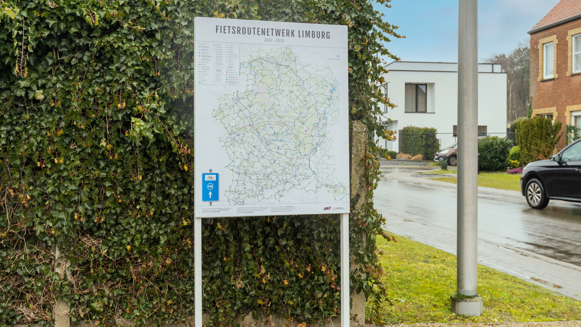 Tram 17 - Aan de voorzijde vindt u een kaart van fietsroutenetwerk Limburg.
