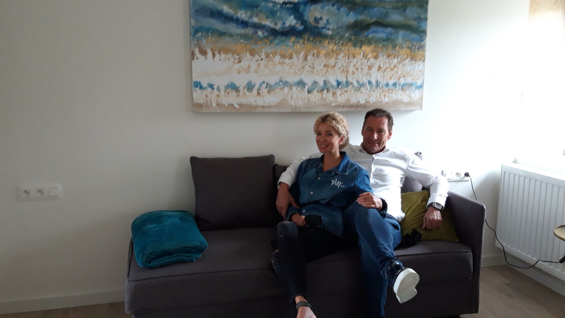 Vakantiewoning De Lokroep - sofa in slaapkamer 1ste verdiep met schilderij van Euroart