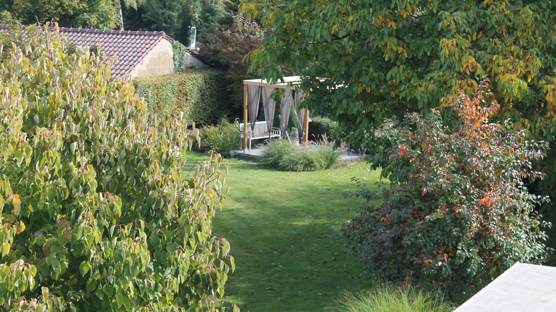 Vakantiewoning Maas & Mechelen - zicht op de tuin met wellness