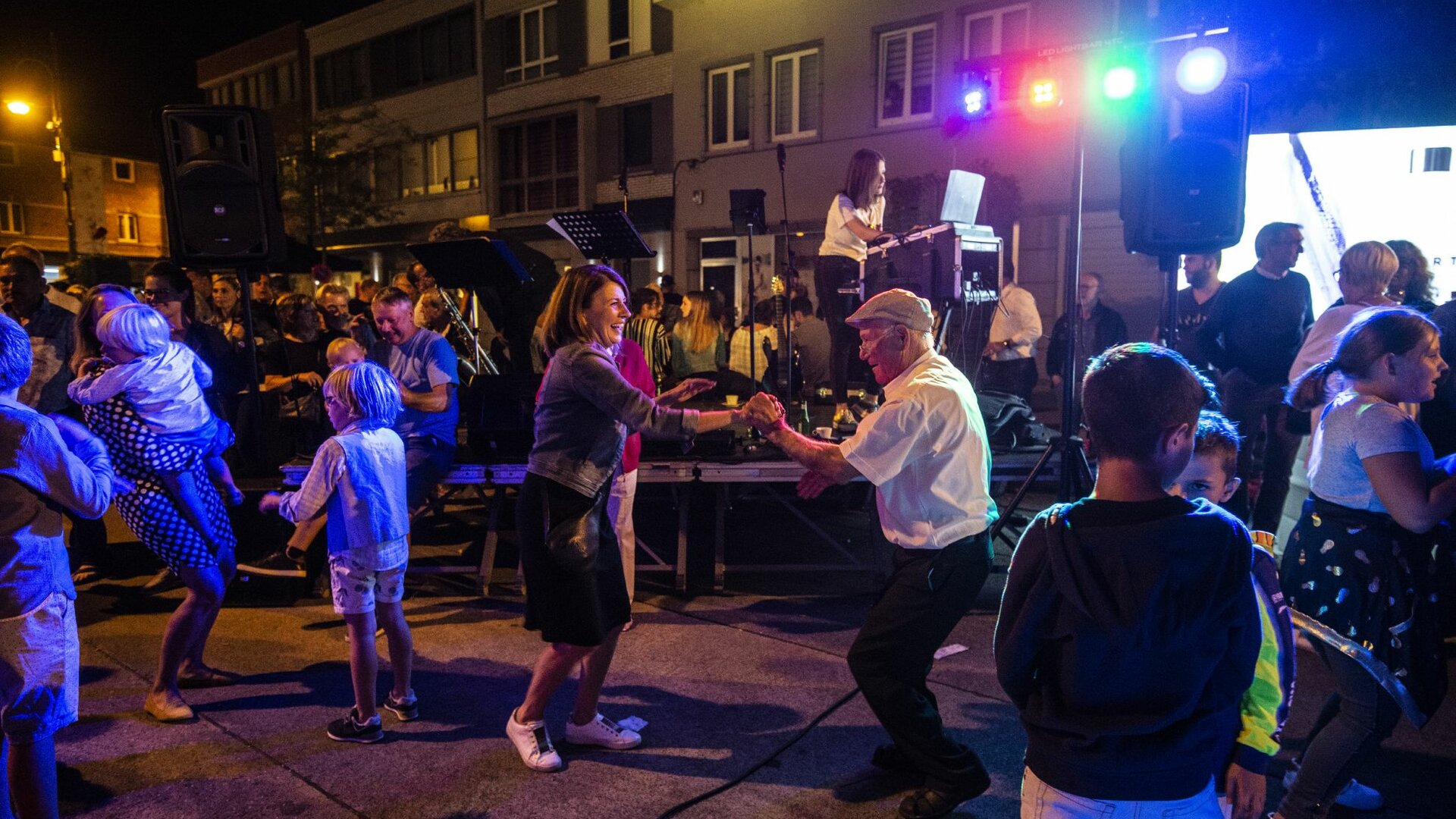 Dansende mensen tijdens Vollebak Vennestraat 2019