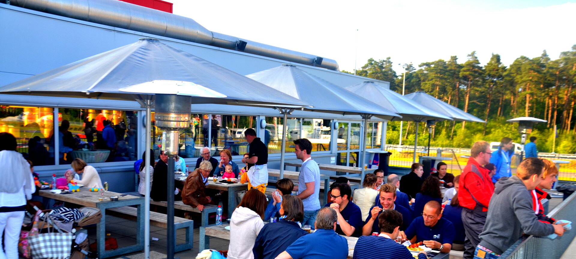 Brasserie A La Kart - Als het mooi weer is, kunt u genieten op het terras, met uitzicht over het circuit.