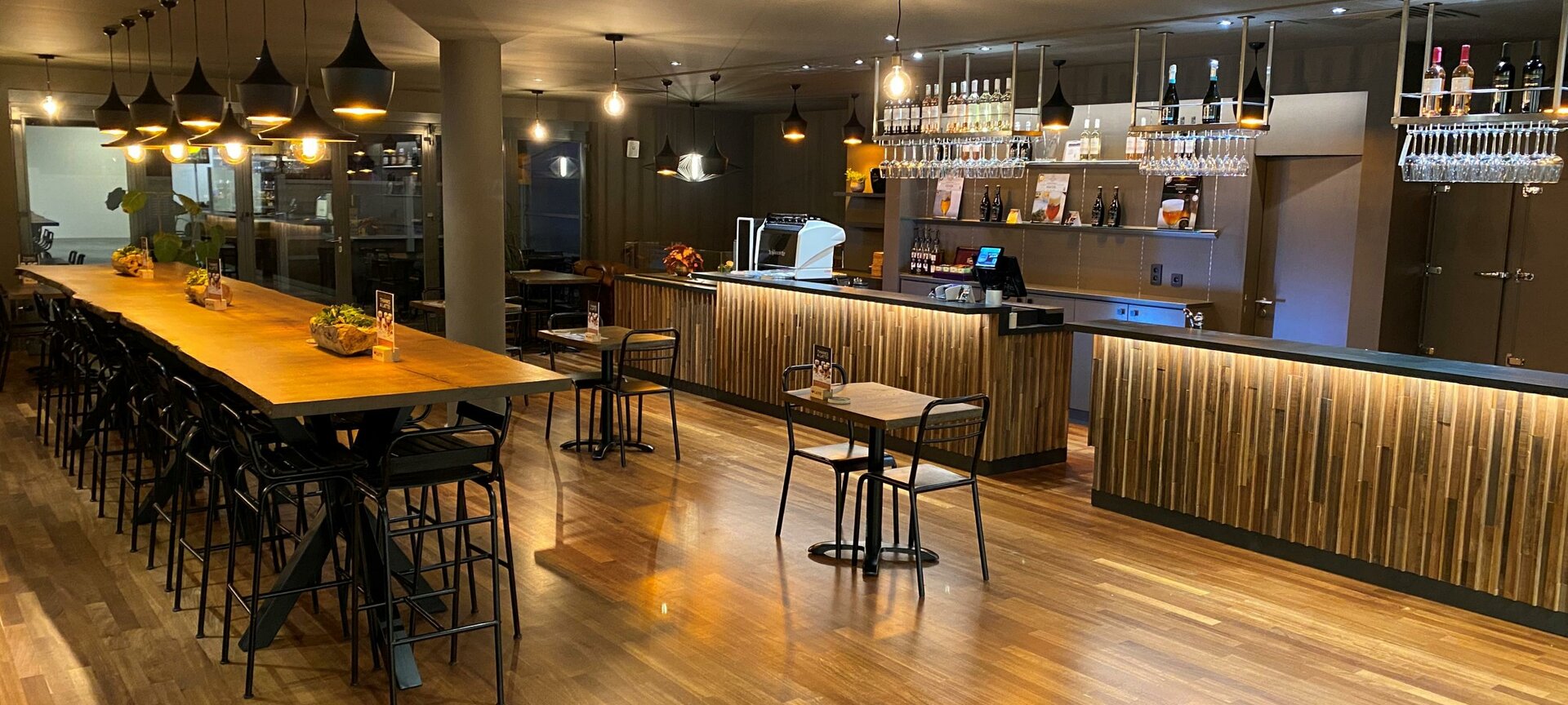 Ciné Café Lommel - Een warme gezellige bar met een massief eiken tafel van 6 meter.