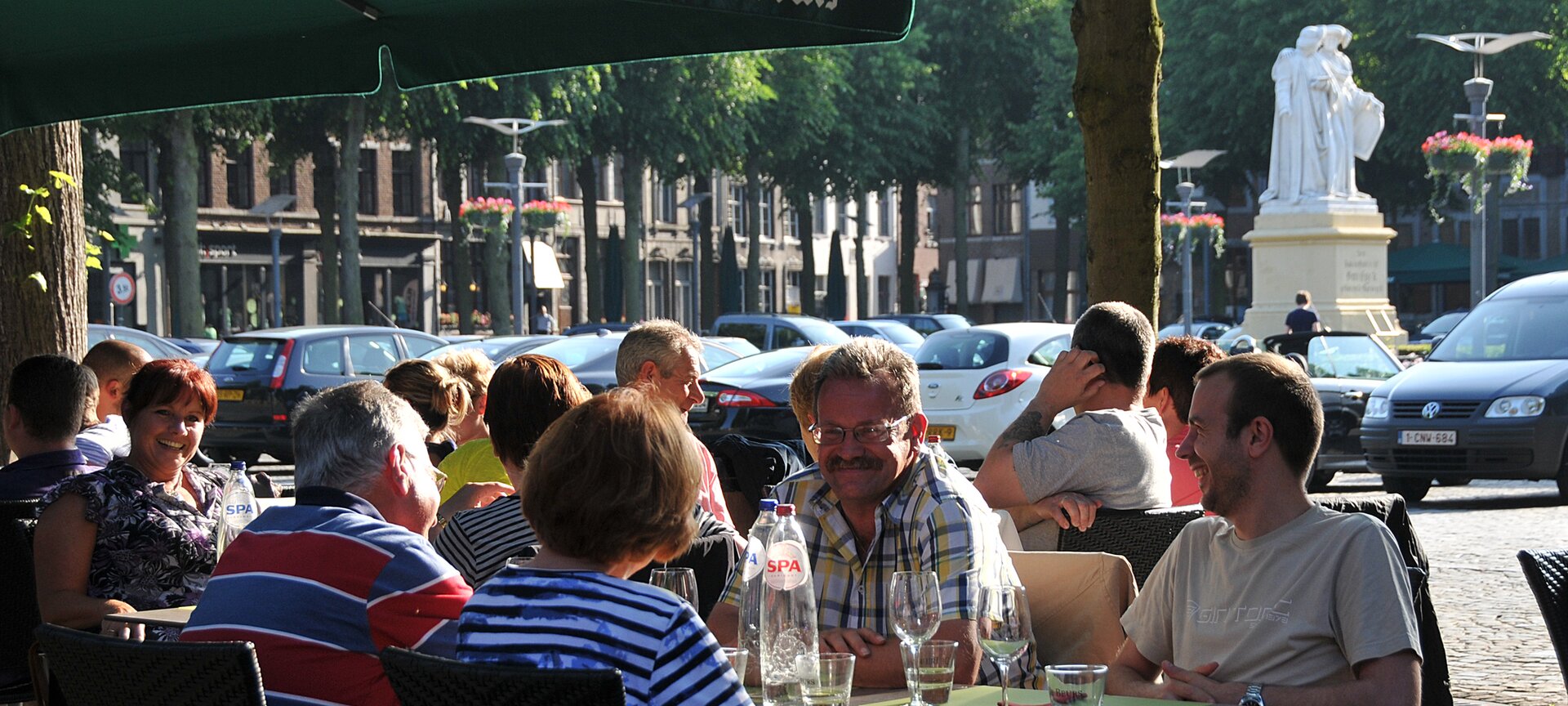 De Beurs - Brasserie - Restaurant - Zicht vanop ons terras op de Markt.