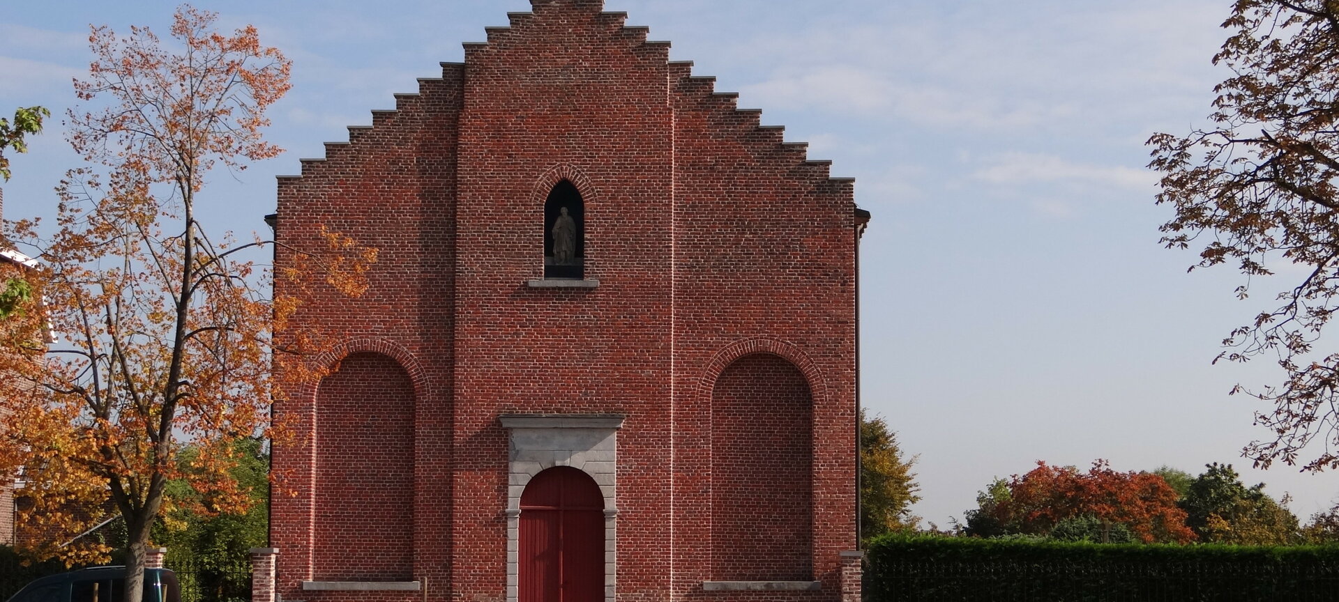 Dorpsplein Ulbeek - Overdekte begraafplaats in voormalige Sint-Rochuskerk gelegen aan Dorpsplein in Ulbeek.