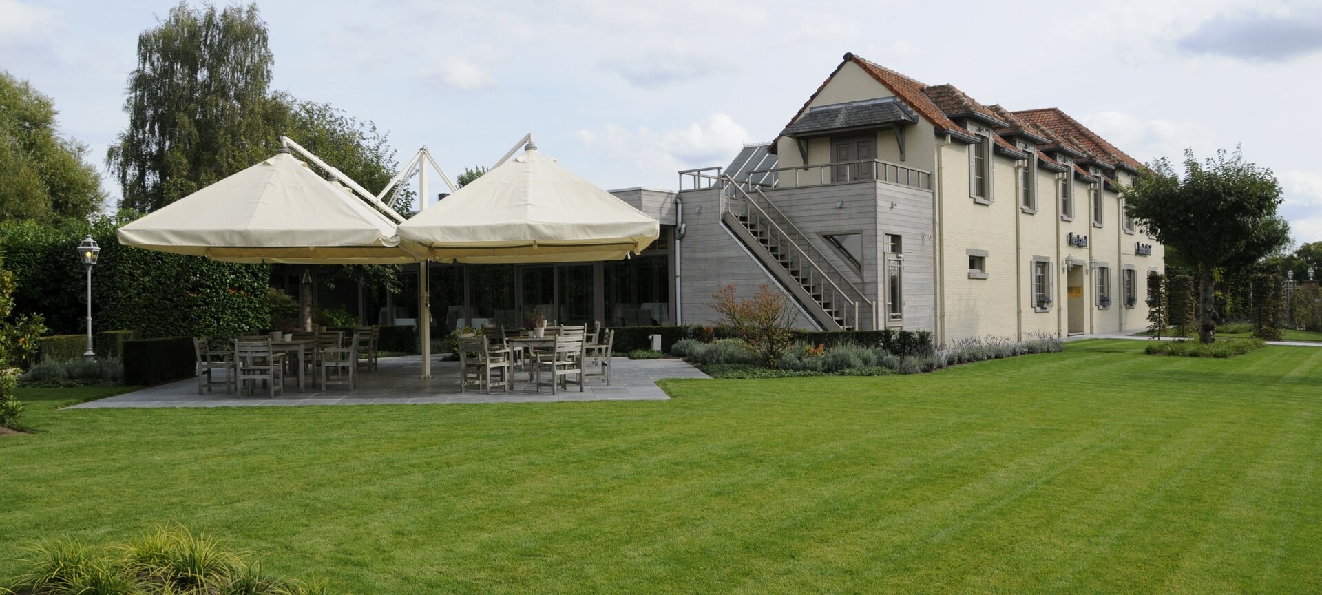 Feestzaal Krekelhof - Prachtige tuinen voor een aperitief bij mooi weer