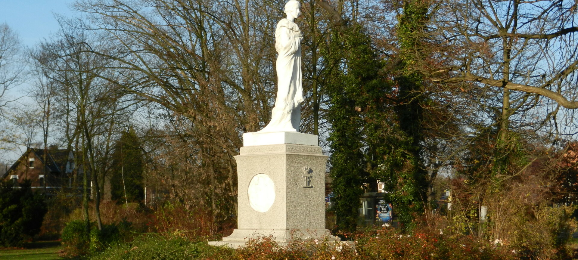 Koninginnepark met standbeeld Koningin Elisabeth en kiosk - standbeeld Sint Elisabeth in het park