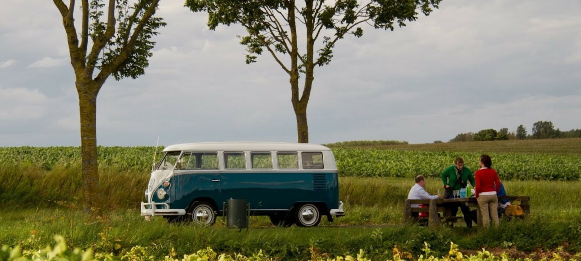 Toeren in Haspengouw met een oldtimer VW t1 bus - picknick onderweg
met de splitbus