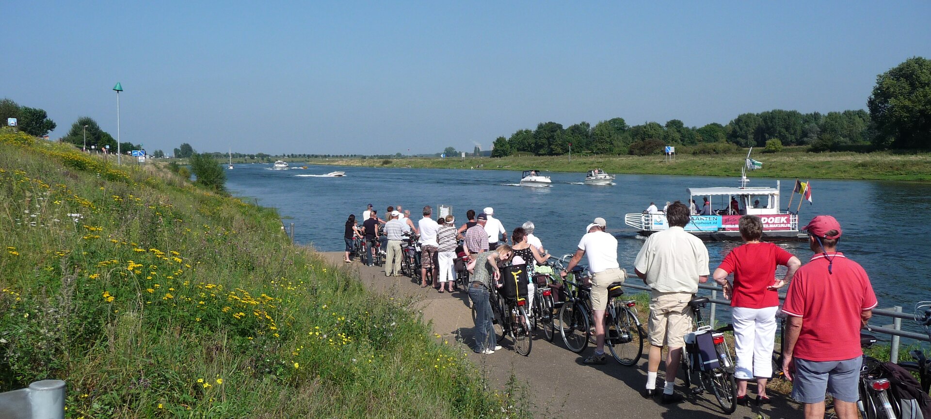 Voet- en fietsveer Ophoven - President Willy Claes - fietsers wachtend op pontje