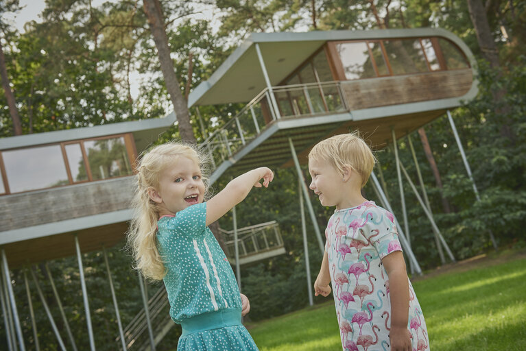 Twee meisjes aan The Treehouse in Pijnven in Bosland