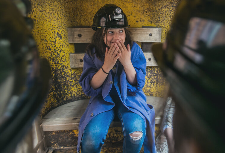 Meisje verkleed als mijnwerker tijdens de Mijnzondagen in be-MINE te Beringen