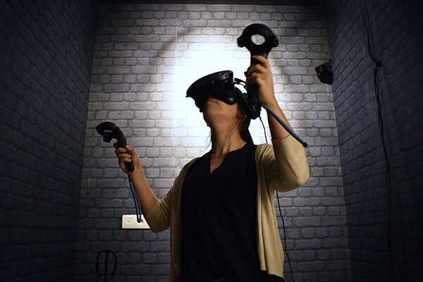 Vrouw met VR-kit in Escape Room 3910 Seconds in Pelt