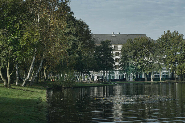 Zicht op M Hotel vanuit Molenvijverpark in Genk