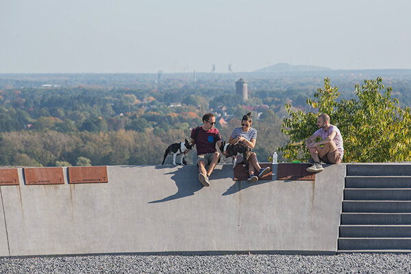 Bezoekers genieten van het uitzicht op be-MINE in Beringen