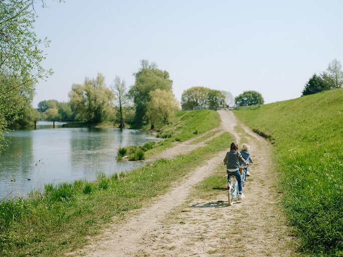 Kinderen op de fiets langs de Maas