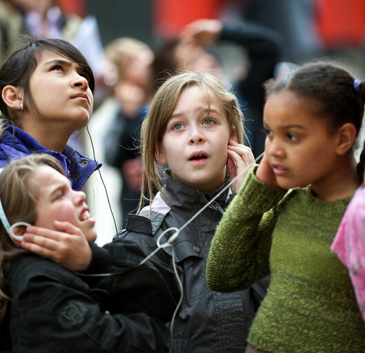 Kinderen luisteren naar verhalen over Hasselt tijdens de luisterroute.