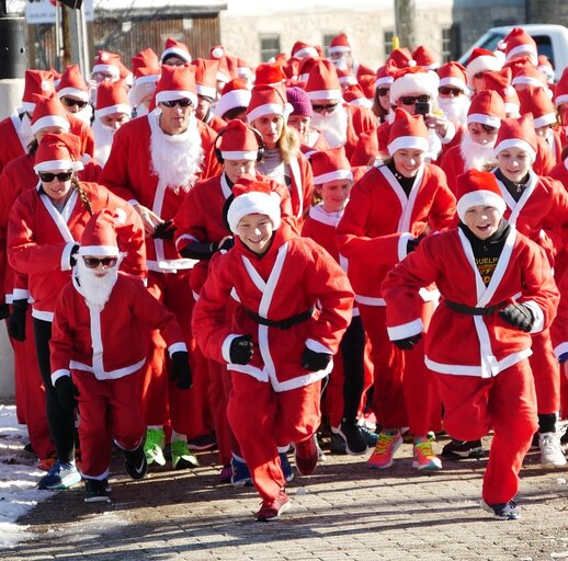 kerstmannen run tijdens de kerstmarkt