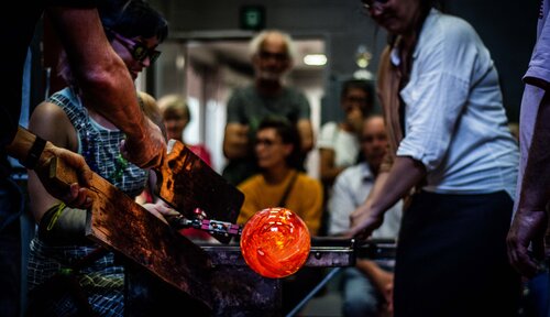 Workshop glasblazen als teambuilding bij GlazenHuis in Lommel