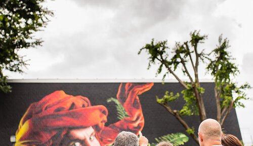Vrienden voor de street art van Van Eyck in Maaseik